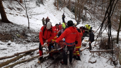 Nouă acțiune la înălțime: În județul Maramureș un bărbat a primit urgent ajutorul salvatorilor montani. Accident, în pădure, la Handalul Ilbei! (VIDEO ȘI FOTO)