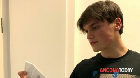 Poveste clar mai deosebită: Tânărul din Maramureș în vârstă de 19 ani care a inventat masca de protecție inteligentă. Cine e plus ce a explicat el mass-mediei!