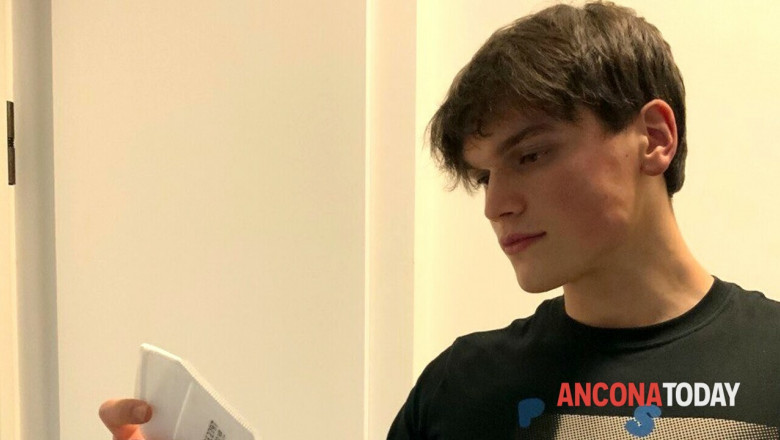 Poveste clar mai deosebită: Tânărul din Maramureș în vârstă de 19 ani care a inventat masca de protecție inteligentă. Cine e plus ce a explicat el mass-mediei!