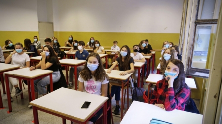 Anunț al autorităților române: Toate școlile și grădinițele pot funcționa cu prezență fizică.Care vor fi acum noile reguli!