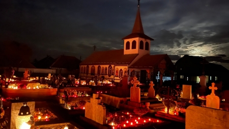 Catedrala Episcopală din Baia Mare găzduiește expoziția „Cimitirul parohial – spațiu sacru, loc al odihnei și comuniunii celor ador­miți întru Domnul”