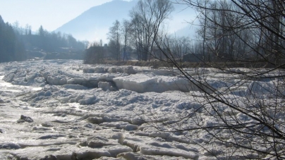 Ale iernii fenomene caracteristice: În județul Maramureș în prezent avem gheață la malurile majorității cursurilor de apă! Cât mai este și acum stratul de nea!