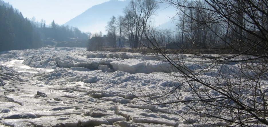 Ale iernii fenomene caracteristice: În județul Maramureș în prezent avem gheață la malurile majorității cursurilor de apă! Cât mai este și acum stratul de nea!