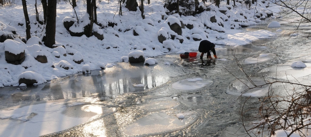 Aducere aminte: „Spălatul hainelor era o muncă gre’, mai ales iarna. Nu erau mașini de spălat”