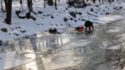 Aducere aminte: „Spălatul hainelor era o muncă gre’, mai ales iarna. Nu erau mașini de spălat”