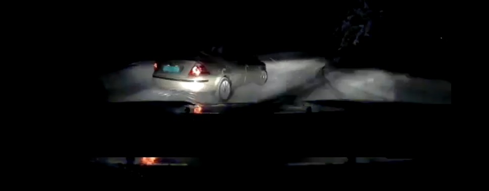 Adrenalină la cote maxime: În județul Maramureș un tânăr a gonit cu poliția pe urmele sale pe o distanță de 10 km. A fost oprit doar cu focuri de armă! (VIDEO)