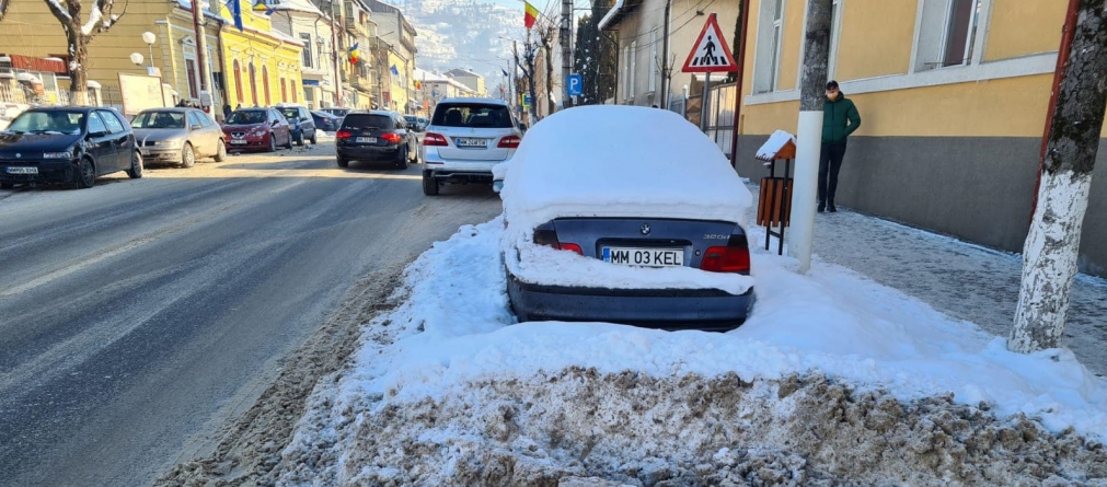 Un apel pentru locuitori: În județul Maramureș în orașul Vișeu de Sus autoritățile realizează o amplă acțiune pentru a deszăpezi toate zonele adiacente! (FOTO)