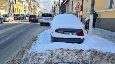 Un apel pentru locuitori: În județul Maramureș în orașul Vișeu de Sus autoritățile realizează o amplă acțiune pentru a deszăpezi toate zonele adiacente! (FOTO)