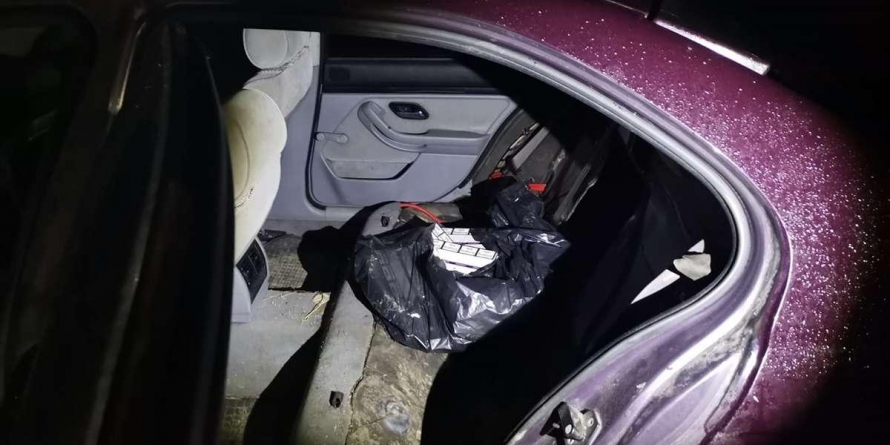 Țigări de contrabandă găsite în Câmpulung la Tisa; Acestea se aflau într-un autoturism abandonat