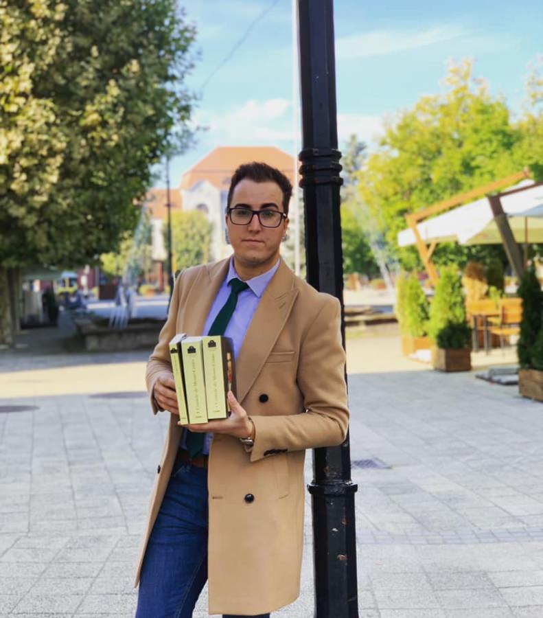 Tânăr model: Alex Ionuț Pop, maramureșeanul care a adunat sute de mii de oameni în comunitatea „Vorbește corect gramatical” (FOTO)