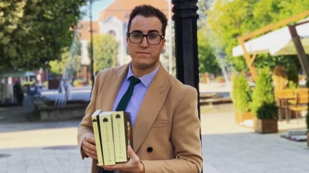 Tânăr model: Alex Ionuț Pop, maramureșeanul care a adunat sute de mii de oameni în comunitatea „Vorbește corect gramatical” (FOTO)