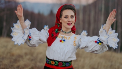 De vorbă cu artista Oana Font: „M-am născut în sânul unei familii pentru care muzica a fost medicamentul și elixirul vieții” (FOTO)