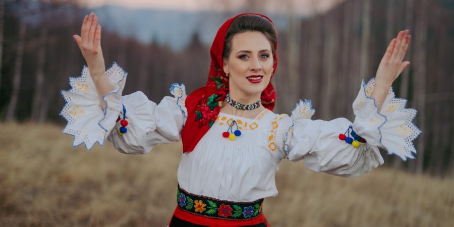 De vorbă cu artista Oana Font: „M-am născut în sânul unei familii pentru care muzica a fost medicamentul și elixirul vieții” (FOTO)