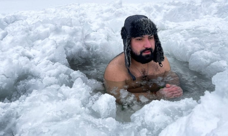 Alt maramureșean curajos: Daniel Ticz, baie la Mogoșa la -7 grade (FOTO)