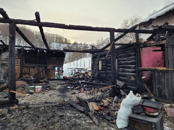 Strigăt de ajutor: O familie din Berchezoaia are nevoie de sprijin după ce cămăruța în care locuia a fost distrusă de un incendiu (FOTO)