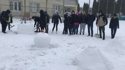 S-au distrat, dar au și învățat: Elevii Liceului „Alexiu Berinde” din Seini au realizat corpuri geometrice din zăpadă