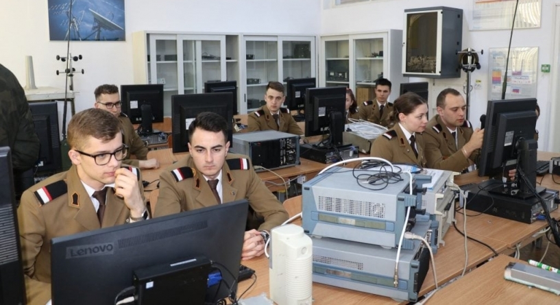 Centrul Militar Județean Maramureș a început înscrierile pentru învățământul postliceal și universitar militar. Câte locuri sunt disponibile