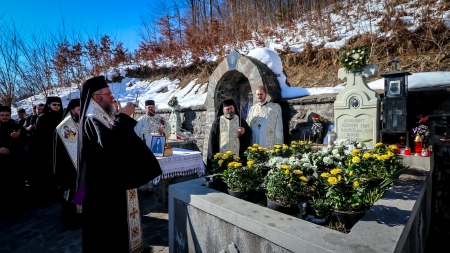 La Rohia: Liturghie arhierească și parastas pentru Părintele Serafim Man (FOTO)
