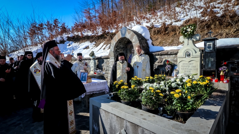 La Rohia: Liturghie arhierească și parastas pentru Părintele Serafim Man (FOTO)