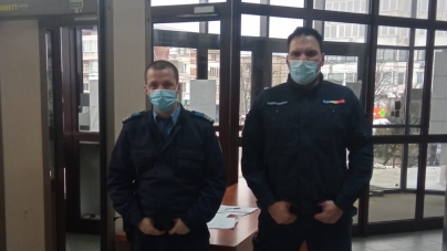 Intervenție salvatoare: Trei jandarmi i-au acordat primul ajutor unui bărbat căruia i s-a făcut rău şi a căzut inconștient