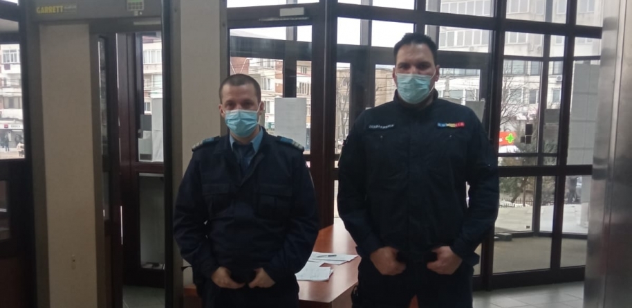 Intervenție salvatoare: Trei jandarmi i-au acordat primul ajutor unui bărbat căruia i s-a făcut rău şi a căzut inconștient