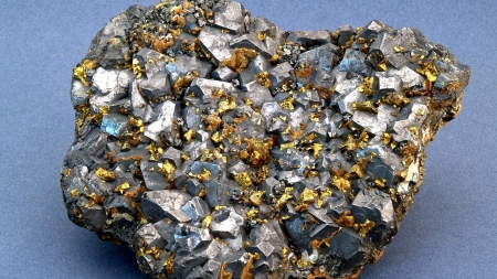 Galenă, calcopirită, blendă, cuarț, calcit din Mina Herja este exponatul săptămânii la Muzeul de Mineralogie Baia Mare