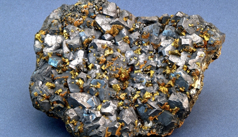 Galenă, calcopirită, blendă, cuarț, calcit din Mina Herja este exponatul săptămânii la Muzeul de Mineralogie Baia Mare