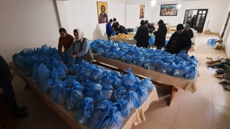 Episcopia, a patra zi în slujba aproapelui; Mii de pachete cu alimente pregătite și numeroase locuri de cazare pentru refugiați (FOTO)