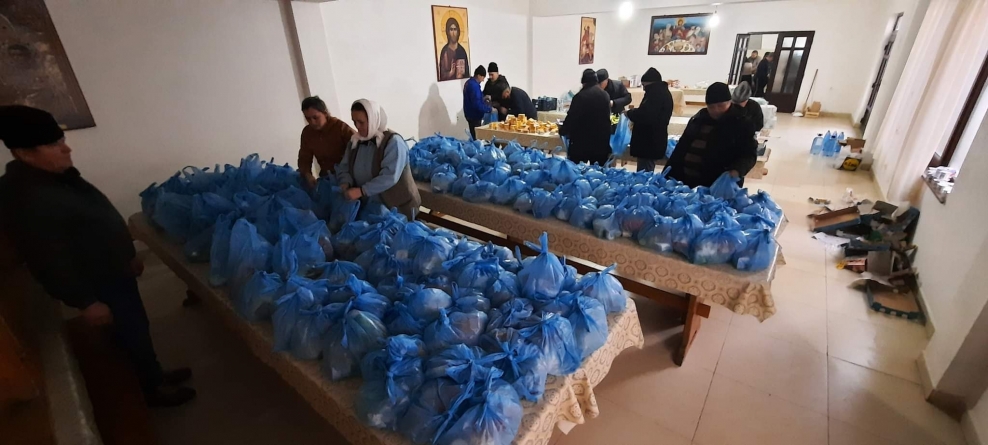 Episcopia, a patra zi în slujba aproapelui; Mii de pachete cu alimente pregătite și numeroase locuri de cazare pentru refugiați (FOTO)