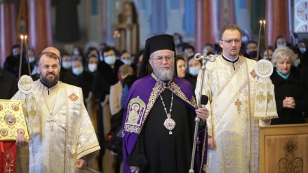 PS Iustin: „Este război, este suferinţă, este îngrozire şi moarte şi ne rugăm Bunului Dumnezeu să înceteze glasul armelor şi să înceapă din nou glasul raţiunii şi al diplomaţiei” (FOTO)