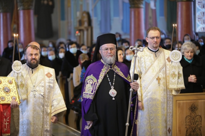 PS Iustin: „Este război, este suferinţă, este îngrozire şi moarte şi ne rugăm Bunului Dumnezeu să înceteze glasul armelor şi să înceapă din nou glasul raţiunii şi al diplomaţiei” (FOTO)