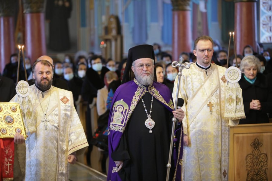 PS Iustin: „Este război, este suferinţă, este îngrozire şi moarte şi ne rugăm Bunului Dumnezeu să înceteze glasul armelor şi să înceapă din nou glasul raţiunii şi al diplomaţiei” (FOTO)