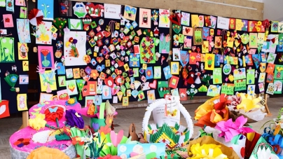 ”Flori cu șnur de mărțișor”: Expoziție-concurs de mărțișoare, felicitări, desene și colaje organizată de Centrul Cultural-Social Vișeu de Sus