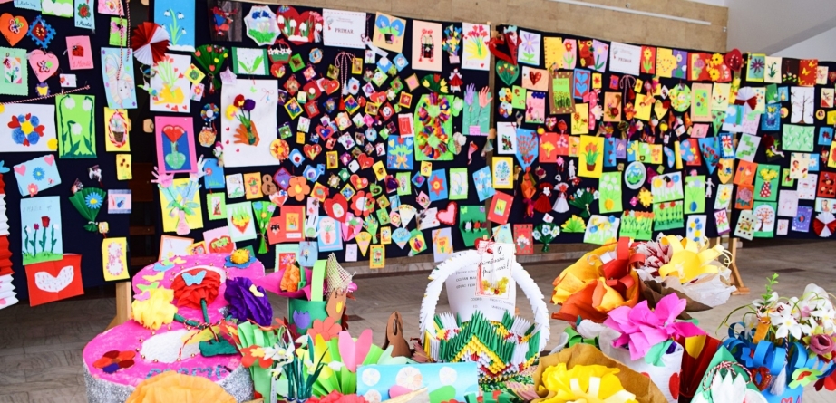 ”Flori cu șnur de mărțișor”: Expoziție-concurs de mărțișoare, felicitări, desene și colaje organizată de Centrul Cultural-Social Vișeu de Sus