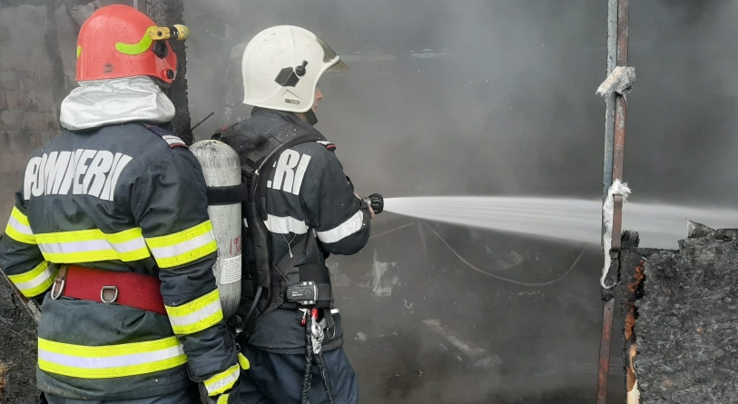Incendiu la un service auto din Baia Mare (FOTO și VIDEO)