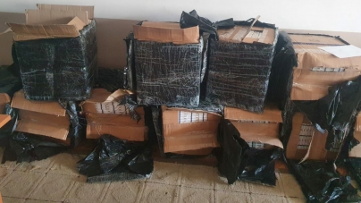 Urmărit de poliție, a ajuns cu mașina într-o vale; Bărbatul transporta 12.000 de pachete de țigări de contrabandă