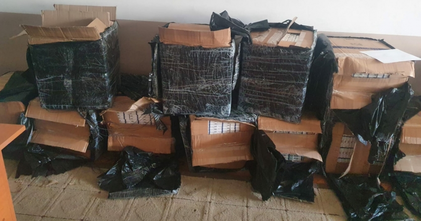 Urmărit de poliție, a ajuns cu mașina într-o vale; Bărbatul transporta 12.000 de pachete de țigări de contrabandă