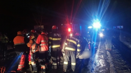 Accident grav de circulație: În județul Maramureș un bărbat în vârstă de 37 ani și-a pierdut viața, în urma unui teribil impact între mașină și autobuz! (FOTO)