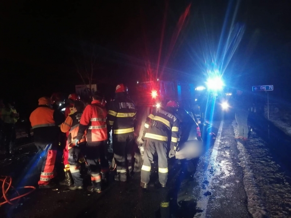 Accident grav de circulație: În județul Maramureș un bărbat în vârstă de 37 ani și-a pierdut viața, în urma unui teribil impact între mașină și autobuz! (FOTO)