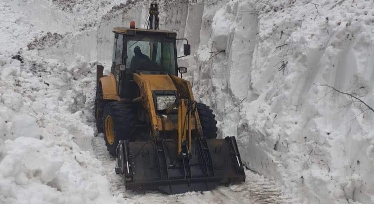 Sezonul avalanșelor în țară: În județul Maramureș între Șuior și Cavnic acea legătură importantă forestieră a fost acum deblocată, în urma căderilor de zăpadă!