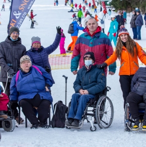 Mai mult decât lăudabil: În județul Maramureș la Cavnic ajunge la pârtia Icoana campania de accesibilizare a practicării schiului, de cei care au dizabilități!