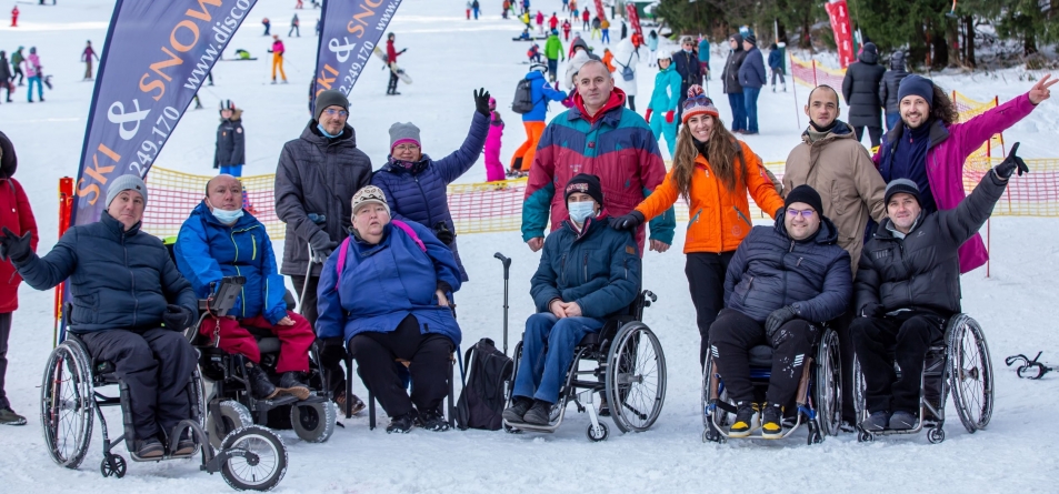 Mai mult decât lăudabil: În județul Maramureș la Cavnic ajunge la pârtia Icoana campania de accesibilizare a practicării schiului, de cei care au dizabilități!