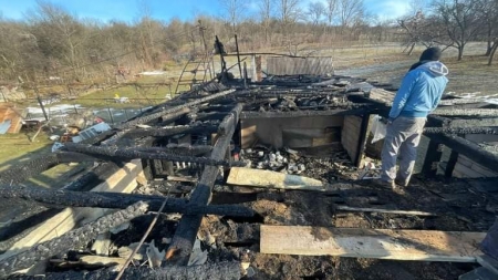 Un apel la solidaritate: În județul Maramureș o familie a rămas fără acoperiș deasupra capului, în urma unui incendiu. Apel al preotului din parohia Mesteacăn!