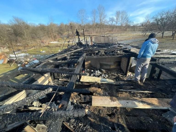 Un apel la solidaritate: În județul Maramureș o familie a rămas fără acoperiș deasupra capului, în urma unui incendiu. Apel al preotului din parohia Mesteacăn!