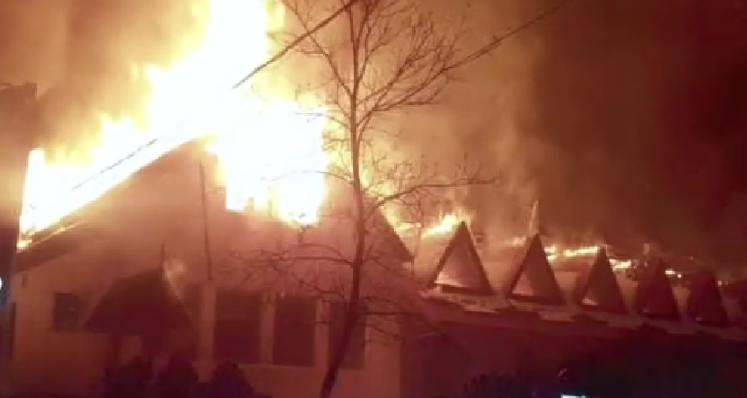 Incendiu la fosta cabană de la Usturoiu (FOTO)