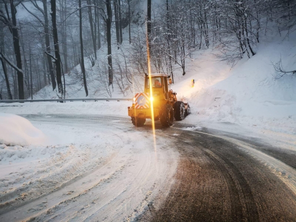 Când iarna are forță: În județul Maramureș circulația rutieră a fost încurcată dimineața bună de o avalansă. Trei TIR-uri au fost tractate!