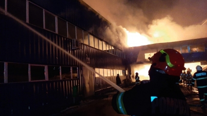 Au avut noaptea lungă: Pompieri din Maramureș și județele din vecini au muncit intens la fabrica Taparo! Hala de circa 12000 mp a ars ca torța! (VIDEO ȘI FOTO)