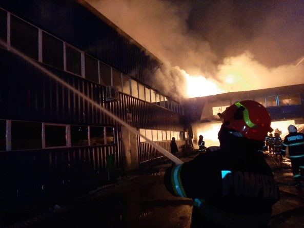 Au avut noaptea lungă: Pompieri din Maramureș și județele din vecini au muncit intens la fabrica Taparo! Hala de circa 12000 mp a ars ca torța! (VIDEO ȘI FOTO)