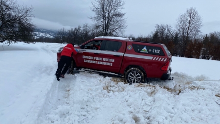 O vârstnică a primit azi ajutorul salvatorilor montani maramureşeni! Au ajuns greoi acasă la aceasta! Iată și cauza! (VIDEO ȘI FOTO)