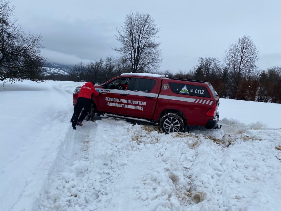 O vârstnică a primit azi ajutorul salvatorilor montani maramureşeni! Au ajuns greoi acasă la aceasta! Iată și cauza! (VIDEO ȘI FOTO)